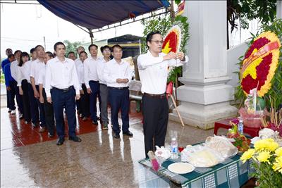 Dâng hương tưởng nhớ các Anh hùng liệt sĩ nhân kỷ niệm 79 năm Ngày Thương binh-Liệt sĩ 27/7