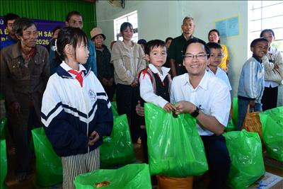 Quà Tết đến với bà con có hoàn cảnh khó khăn