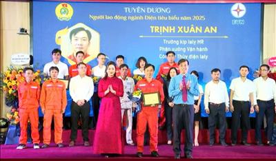 Anh Trịnh Xuân An được tặng danh hiệu “Người lao động ngành Điện tiêu biểu” năm 2025